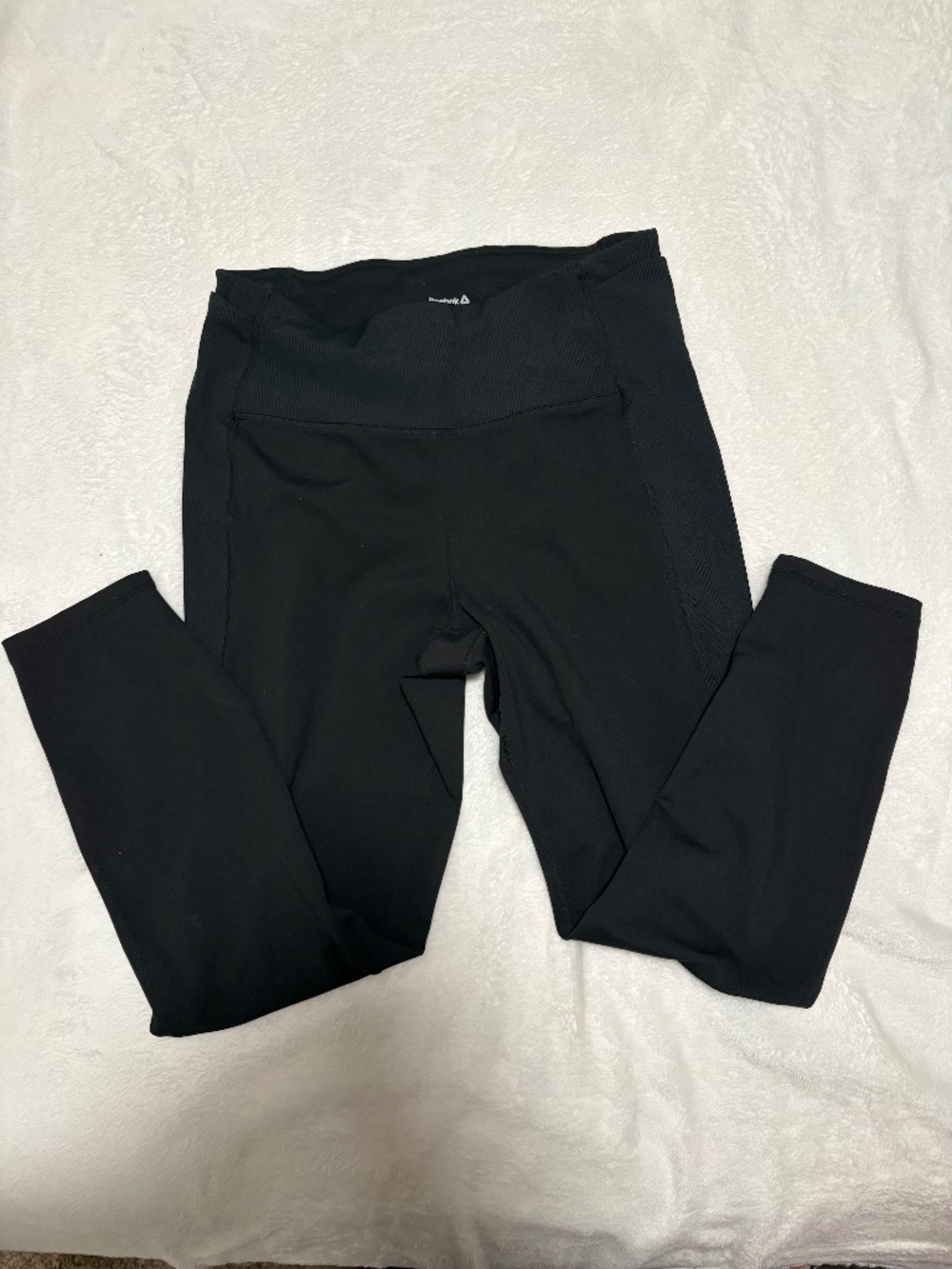 Women’s Reebok leggings with side pockets. Size Lg.